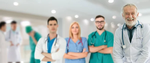 Arzt arbeitet im Krankenhaus mit anderen Ärzten zusammen. — Stockfoto