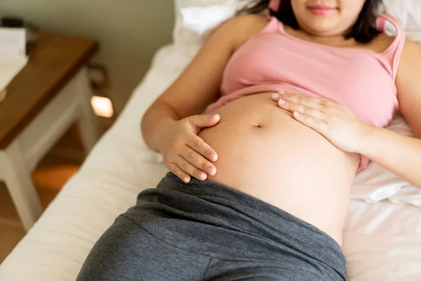 Mujer embarazada feliz y esperando un bebé en casa. — Foto de Stock