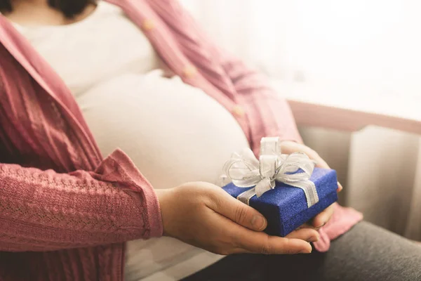 Szczęśliwa kobieta w ciąży i spodziewa się dziecka w domu. — Zdjęcie stockowe