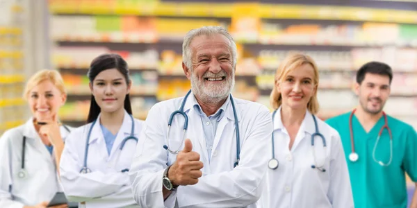 Arzt arbeitet im Krankenhaus mit anderen Ärzten zusammen. — Stockfoto