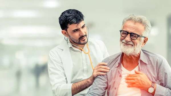 Doktor hastane ofisinde hasta sağlığını kontrol. — Stok fotoğraf