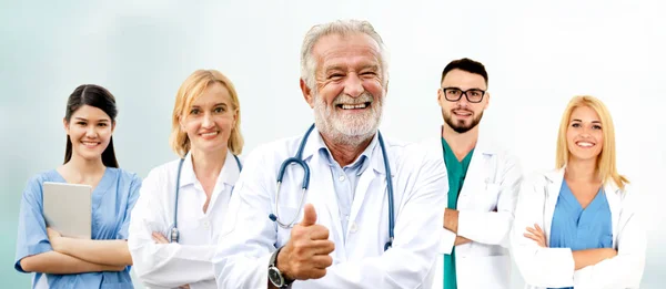 Dokter werkzaam in het ziekenhuis met andere artsen. — Stockfoto