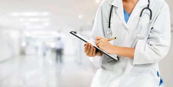 Mulher médica que trabalha no consultório do hospital. — Fotografia de Stock