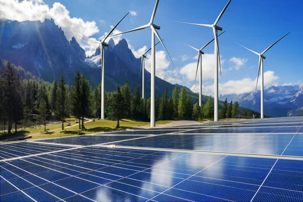 Painel solar e turbina eólica fazenda energia limpa. — Fotografia de Stock