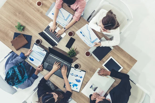 Gente de negocios en reunión de grupo en la oficina. — Foto de Stock