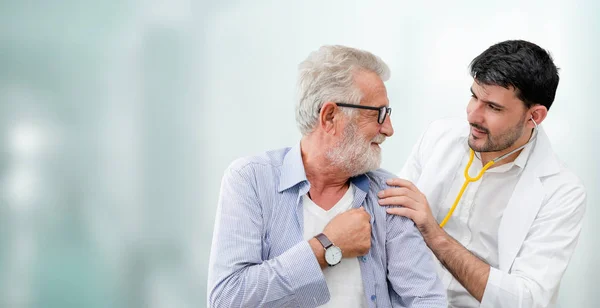 Arts controleren van de gezondheid van de patiënt in ziekenhuis kantoor. — Stockfoto