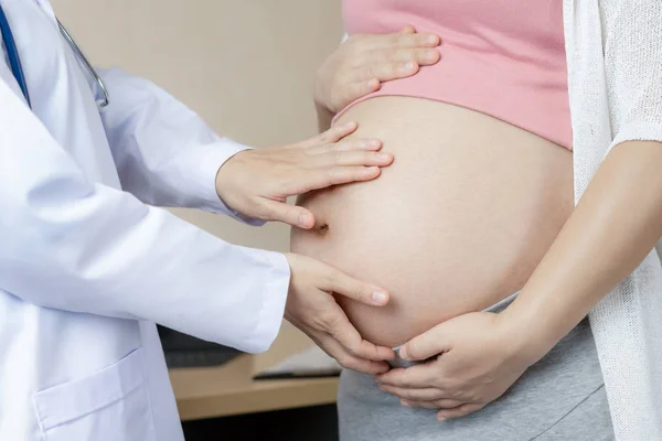 Donna incinta e ginecologo medico presso l'ospedale — Foto Stock