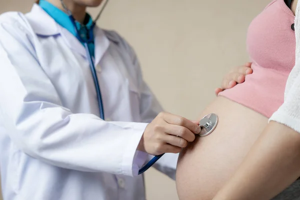 Donna incinta e ginecologo medico presso l'ospedale — Foto Stock