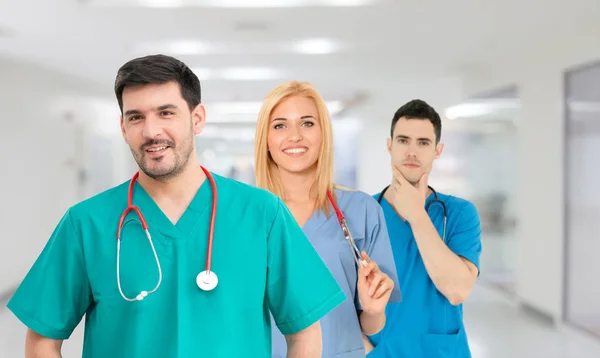 Arzt arbeitet im Krankenhaus mit anderen Ärzten zusammen. — Stockfoto