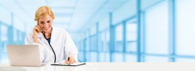 Hastanede dizüstü bilgisayar kullanan bir doktor..