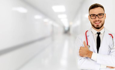 Hastanede çalışan genç erkek doktor. Tıbbi sağlık hizmetleri ve doktor personel hizmeti.