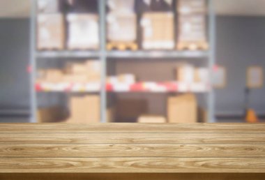 Fotokopi alanı ile depo deposunda ahşap masa