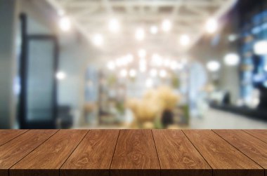 Kopya alanı ile modern restoran odası veya kahve dükkanı bulanık arka plan ahşap masa.