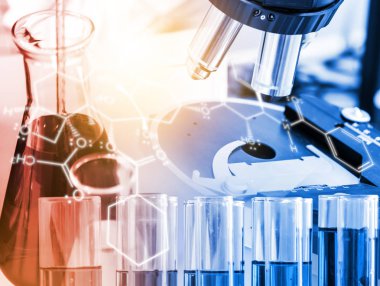 Araştırma ve geliştirme konsepti. Tıbbi çalışma için laboratuvarda mikrobiyoloji ve kimya için bilimsel ve tıbbi laboratuvar aletleri, mikroskop, test tüpleri ve cam şişelerinin çift pozlama görüntüsü.