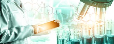 Araştırma ve geliştirme konsepti. Tıbbi çalışma için laboratuvarda mikrobiyoloji ve kimya için bilimsel ve tıbbi laboratuvar aletleri, mikroskop, test tüpleri ve cam şişelerinin çift pozlama görüntüsü.