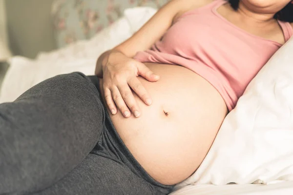 Mujer Embarazada Sintiéndose Feliz Casa Mientras Cuida Hijo Joven Madre — Foto de Stock