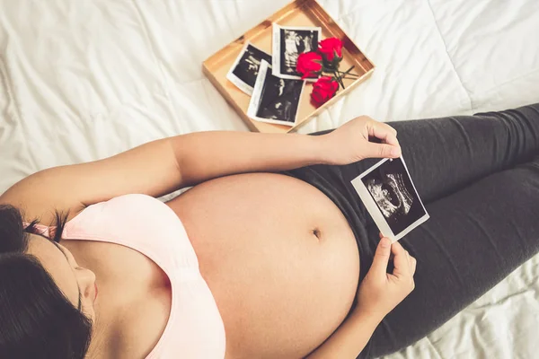 Mujer Embarazada Sintiéndose Feliz Casa Mientras Cuida Hijo Joven Madre — Foto de Stock