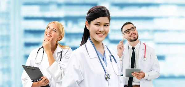 Doctor working in hospital with other doctors. — Stock Photo, Image