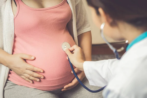 Boldog Terhes Látogat Nőgyógyász Orvos Kórházban Vagy Orvosi Klinikán Terhességi — Stock Fotó
