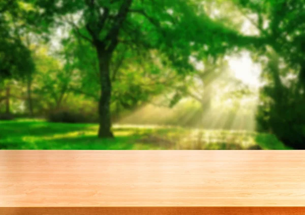 Hnědý Dřevěný Stůl Zelené Rozmazané Přírodní Pozadí Stromů Trávy Parku — Stock fotografie