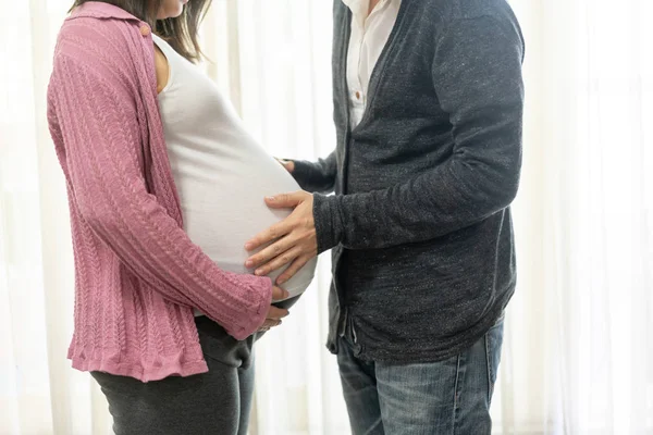 Pareja Embarazada Marido Mujer Sintiendo Amor Relajarse Casa Padre Cuidando —  Fotos de Stock