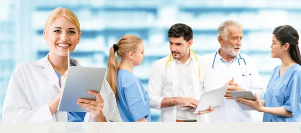 Doctor working in hospital with other doctors. — Stock Photo, Image