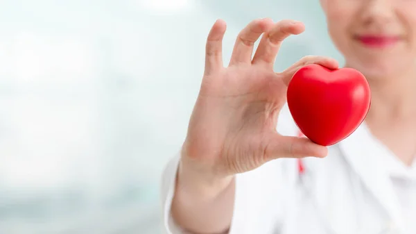 Doktor Držící Červené Srdce Kanceláři Nemocnice Lékařská Zdravotní Péče Lékaři — Stock fotografie