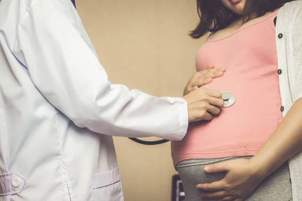 상담을 병원이나 진료소에서 산부인과 의사를 방문하는 행복한 임산부 아기와 어머니 — 스톡 사진