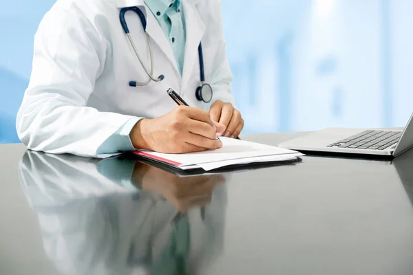 Médico Sexo Masculino Sentado Mesa Escrevendo Relatório Documento Escritório Hospital — Fotografia de Stock