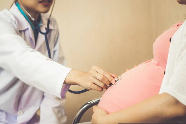 Šťastnou Těhotnou Ženu Která Navštěvuje Gynekologa Nemocnici Nebo Lékařské Klinice — Stock fotografie