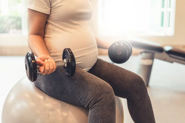 Mujer Embarazada Activa Haciendo Ejercicio Gimnasio Joven Madre Embarazada Sosteniendo —  Fotos de Stock