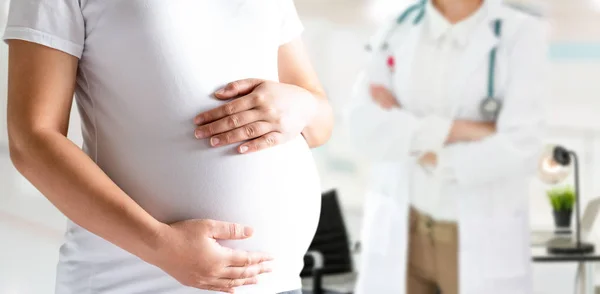Feliz Mujer Embarazada Que Visita Médico Ginecólogo Hospital Clínica Médica — Foto de Stock