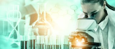 Araştırma ve geliştirme konsepti. Tıbbi çalışma için laboratuvarda mikrobiyoloji ve kimya için bilimsel ve tıbbi laboratuvar aletleri, mikroskop, test tüpleri ve cam şişelerinin çift pozlama görüntüsü.