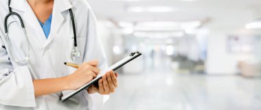 Hastane ofisinde çalışan kadın doktor. Tıbbi sağlık hizmetleri ve doktor personel hizmeti.