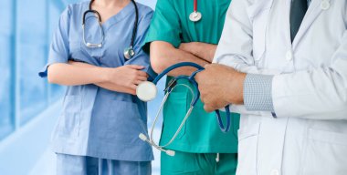 Sağlık çalışanları grubu. Diğer doktor ve personel ile hastane ofisi veya klinikte çalışan profesyonel doktor. Tıbbi teknoloji araştırma enstitüsü ve hizmet konsepti.