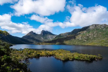 Cradle Mountain National Park'taki Dove gölünden Cradle dağ zirvesinin sahnesi, Tazmanya, Avustralya.
