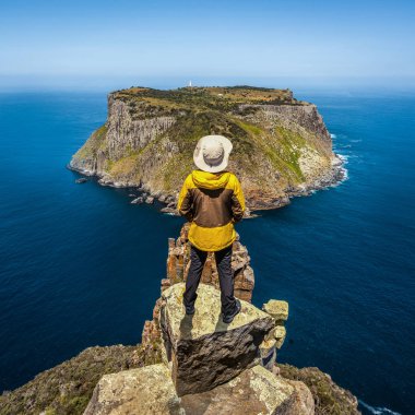 Tasman yarımadasında Tasman Milli Parkı sahil kayalı genç adam trekker yürüyüş, Tazmanya Port Arthur yakınlarındaki Three Capes Track, Avustralya.