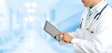 Doktor hastanede tablet bilgisayar kullanıyor. Tıbbi sağlık hizmetleri ve doktor personel hizmeti.