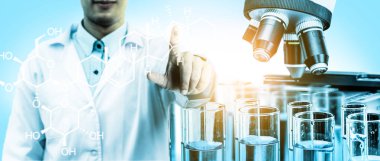 Araştırma ve geliştirme konsepti. Tıbbi çalışma için laboratuvarda mikrobiyoloji ve kimya için bilimsel ve tıbbi laboratuvar aletleri, mikroskop, test tüpleri ve cam şişelerinin çift pozlama görüntüsü.