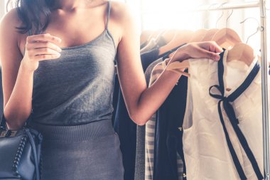 Alışveriş merkezinde perakende giyim mağazasında giysi için kadın alışveriş. Modern ticaret yaşam tarzı.