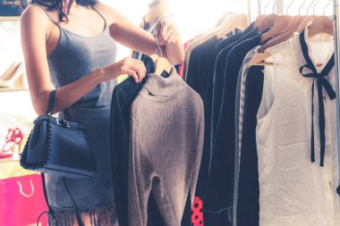 Alışveriş merkezinde perakende giyim mağazasında giysi için kadın alışveriş. Modern ticaret yaşam tarzı.