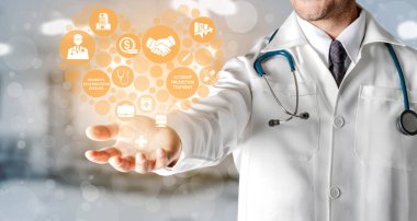 Sağlık Sigortası Kavramı - Sağlık sigortası ile ilgili grafik simgeler arayüzü sağlık insanlar, para planlama, risk yönetimi, tıbbi tedavi ve kapsama parası gösteren hastanede Doktor.