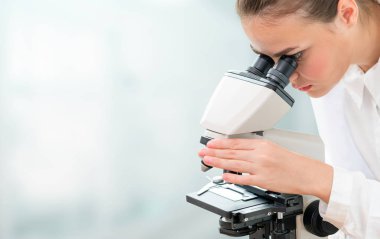 Bilim adamı araştırmacı laboratuarda mikroskop kullanarak. Tıbbi sağlık teknoloji ve ilaç araştırma ve geliştirme kavramı.