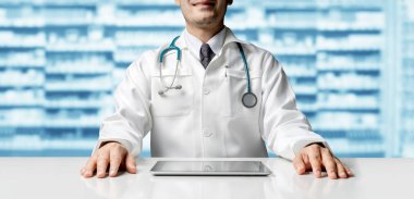 Eczanede tablet bilgisayarlı eczacı.