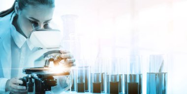 Araştırma ve geliştirme konsepti. Tıbbi çalışma için laboratuvarda mikrobiyoloji ve kimya için bilimsel ve tıbbi laboratuvar aletleri, mikroskop, test tüpleri ve cam şişelerinin çift pozlama görüntüsü.