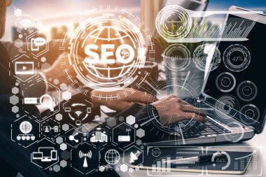 SEO - Çevrimiçi Pazarlama Konsepti için Arama Motoru Optimizasyonu. Anahtar kelime araştırma web sitesinin tanıtımını gösteren modern grafik arayüzü müşteri aramasını optimize ederek ve pazar stratejisini analiz ederek.