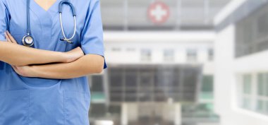 Hastane ofisindeki kadın doktor ya da hemşire. Sağlık sektörü ve doktor hizmetleri.