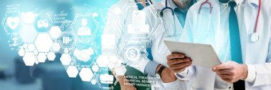 Sağlık Sigortası Kavramı - Sağlık sigortası ile ilgili grafik simgeler arayüzü sağlık insanlar, para planlama, risk yönetimi, tıbbi tedavi ve kapsama parası gösteren hastanede Doktorlar.
