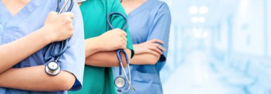 Doktor diğer doktorlar ile hastanede çalışıyor.