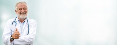 Hastanede ayakta mutlu kıdemli doktor.